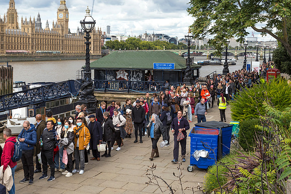 Queue For The Queen's Lying-In-State (2022)